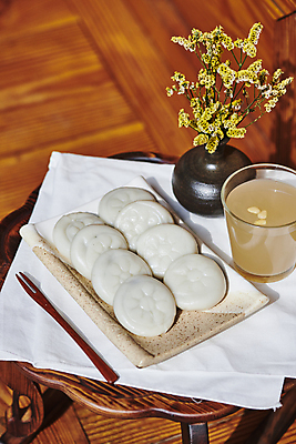 포토 JPG 주간 한국전통 접시 꽃 한식 디저트 사람없음 야외 꽃병 식탁보 다과 소반 식혜 나무포크 다과상 전통다과 절편 툇마루 할매니얼 국내포토 자연요소 식물 전통 식기 음료 음식 포크 탁자 떡 한국 전통음식 마루_인테리어 전통차 신조어 파일형식