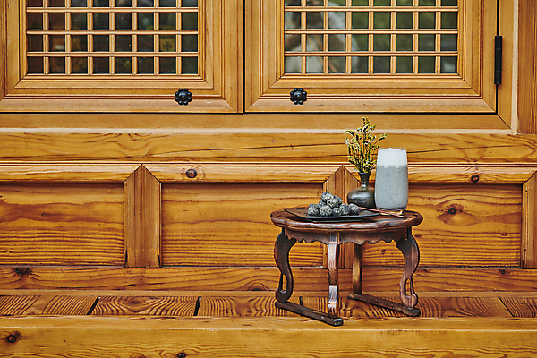 포토 JPG 주간 한국전통 접시 꽃 한식 디저트 떡 사람없음 야외 꽃병 다과 소반 나무포크 다과상 전통다과 전통창문 툇마루 흑임자인절미 흑임자라떼 할매니얼 국내포토 자연요소 식물 전통 식기 음식 포크 창문 탁자 한국 전통음식 마루_인테리어 신조어 라떼 인절미 파일형식