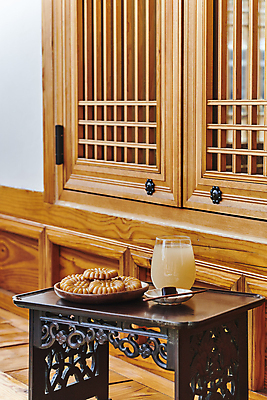 포토 JPG 주간 한국전통 접시 한식 디저트 사람없음 야외 약과 다과 소반 식혜 나무포크 다과상 양갱 전통다과 전통창문 툇마루 할매니얼 국내포토 자연요소 전통 식기 음료 음식 포크 창문 탁자 한국 전통음식 마루_인테리어 전통차 신조어 파일형식