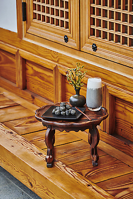 포토 JPG 주간 한국전통 접시 꽃 한식 디저트 떡 사람없음 야외 꽃병 다과 소반 나무포크 다과상 전통다과 전통창문 툇마루 흑임자인절미 흑임자라떼 할매니얼 국내포토 자연요소 식물 전통 식기 음식 포크 창문 탁자 한국 전통음식 마루_인테리어 신조어 라떼 인절미 파일형식