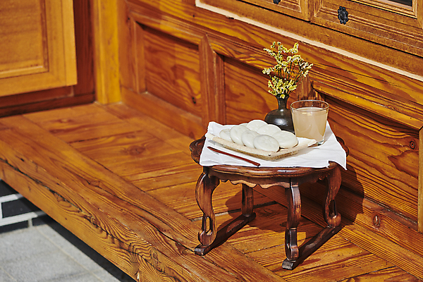 포토 JPG 주간 한국전통 접시 꽃 한식 디저트 그림자 사람없음 야외 꽃병 식탁보 다과 소반 식혜 나무포크 다과상 전통다과 절편 툇마루 할매니얼 국내포토 자연요소 식물 전통 식기 음료 음식 포크 탁자 떡 한국 전통음식 마루_인테리어 전통차 신조어 파일형식