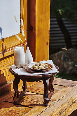 포토 JPG 주간 한국전통 접시 한식 디저트 그림자 사람없음 야외 꽃병 식탁보 다과 소반 나무포크 다과상 라떼 미숫가루 전통다과 툇마루 라그라스 할매니얼 쑥인절미 국내포토 자연요소 전통 식기 꽃 커피 음식 포크 탁자 한국 전통음식 마루_인테리어 신조어 인절미 파일형식