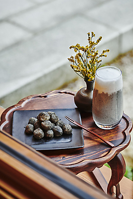 포토 JPG 주간 한국전통 접시 꽃 한식 디저트 떡 사람없음 야외 아웃포커스 꽃병 다과 소반 나무포크 다과상 전통다과 툇마루 흑임자인절미 흑임자라떼 할매니얼 국내포토 자연요소 식물 전통 식기 음식 포크 탁자 한국 촬영기법 전통음식 마루_인테리어 신조어 라떼 인절미 파일형식