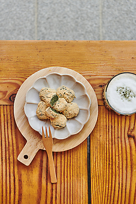 포토 JPG 주간 한국전통 접시 한식 디저트 사람없음 야외 하이앵글 다과 나무도마 나무포크 전통다과 툇마루 할매니얼 쑥라떼 쑥인절미 국내포토 자연요소 전통 식기 음식 뷰포인트 포크 도마 한국 목재 전통음식 마루_인테리어 신조어 라떼 인절미 파일형식