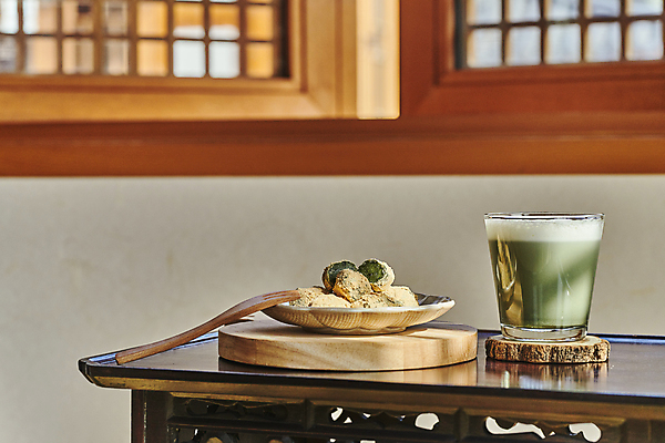 포토 JPG 주간 한국전통 접시 한식 디저트 실내 사람없음 햇빛 다과 소반 나무도마 나무받침 나무포크 다과상 전통다과 전통창문 할매니얼 쑥라떼 쑥인절미 국내포토 자연요소 전통 식기 음식 포크 창문 탁자 도마 한국 내부 목재 태양 전통음식 받침대 신조어 라떼 인절미 파일형식