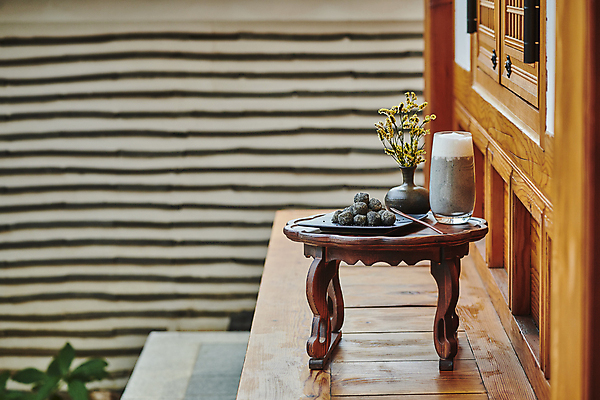 포토 JPG 주간 한국전통 접시 꽃 한식 디저트 떡 사람없음 야외 꽃병 다과 소반 나무포크 다과상 전통다과 툇마루 흑임자인절미 흑임자라떼 할매니얼 국내포토 자연요소 식물 전통 식기 음식 포크 탁자 한국 전통음식 마루_인테리어 신조어 라떼 인절미 파일형식