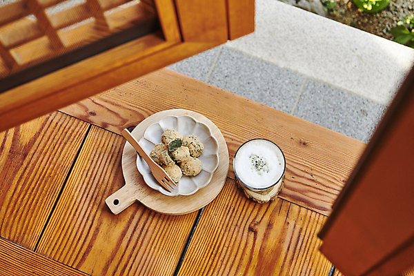 포토 JPG 주간 한국전통 접시 한식 디저트 사람없음 야외 하이앵글 다과 나무도마 나무받침 나무포크 전통다과 전통창문 툇마루 할매니얼 쑥라떼 쑥인절미 국내포토 자연요소 전통 식기 음식 뷰포인트 포크 창문 도마 한국 목재 전통음식 마루_인테리어 받침대 신조어 라떼 인절미 파일형식