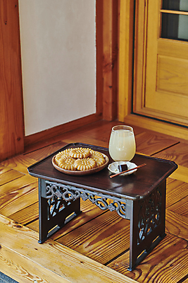 포토 JPG 주간 한국전통 접시 한식 디저트 사람없음 야외 약과 다과 소반 식혜 나무포크 다과상 양갱 전통다과 툇마루 할매니얼 국내포토 자연요소 전통 식기 음료 음식 포크 탁자 한국 전통음식 마루_인테리어 전통차 신조어 파일형식