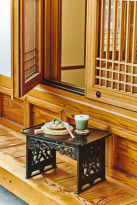 포토 JPG 주간 한국전통 접시 한식 디저트 사람없음 야외 다과 소반 나무도마 나무받침 나무포크 다과상 전통다과 전통창문 툇마루 할매니얼 쑥라떼 쑥인절미 국내포토 자연요소 전통 식기 음식 포크 창문 탁자 도마 한국 목재 전통음식 마루_인테리어 받침대 신조어 라떼 인절미 파일형식