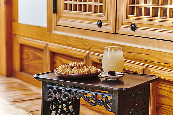 포토 JPG 주간 한국전통 접시 한식 디저트 사람없음 야외 약과 다과 소반 식혜 나무포크 다과상 양갱 전통다과 툇마루 할매니얼 국내포토 자연요소 전통 식기 음료 음식 포크 탁자 한국 전통음식 마루_인테리어 전통차 신조어 파일형식