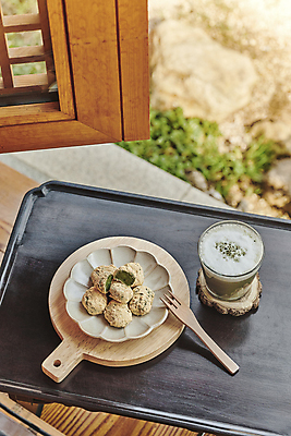 포토 JPG 주간 한국전통 접시 한식 디저트 떡 사람없음 야외 아웃포커스 다과 소반 나무도마 나무받침 나무포크 다과상 전통다과 전통창문 툇마루 할매니얼 쑥라떼 쑥인절미 국내포토 자연요소 전통 식기 음식 포크 창문 탁자 도마 한국 촬영기법 목재 전통음식 마루_인테리어 받침대 신조어 라떼 인절미 파일형식
