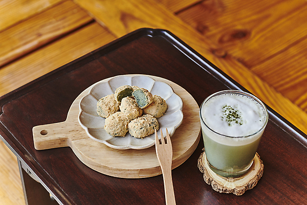 포토 JPG 주간 한국전통 접시 한식 디저트 사람없음 야외 마루 다과 소반 나무도마 나무받침 나무포크 다과상 전통다과 할매니얼 쑥라떼 쑥인절미 국내포토 자연요소 전통 식기 음식 포크 탁자 바닥 도마 한국 목재 전통음식 받침대 신조어 라떼 인절미 파일형식