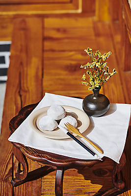 포토 JPG 주간 한국전통 접시 꽃 한식 응원 디저트 사람없음 야외 꽃병 수능 식탁보 합격 다과 소반 찹쌀떡 컴퓨터용사인펜 나무포크 다과상 수능대박 수능만점 전통다과 툇마루 할매니얼 국내포토 자연요소 식물 전통 식기 음식 포크 탁자 떡 한국 시험 전통음식 마루_인테리어 사인펜 신조어 파일형식