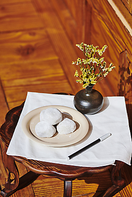 포토 JPG 주간 한국전통 접시 꽃 한식 응원 디저트 사람없음 야외 꽃병 수능 식탁보 합격 다과 소반 찹쌀떡 컴퓨터용사인펜 다과상 수능대박 수능만점 전통다과 툇마루 할매니얼 국내포토 자연요소 식물 전통 식기 음식 탁자 떡 한국 시험 전통음식 마루_인테리어 사인펜 신조어 파일형식