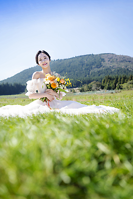 포토 JPG 주간 전신 응시 여자 행복 신부 부케 웨딩드레스 결혼 하늘 한명 미소 들기 앉기 초원 20대 성인 야외 앞모습 제주도 한국인 소프트포커스 성인여자한명만 웨딩촬영 국내포토 자연요소 1 시선 드레스 감정 뷰포인트 꽃다발 모션 한국 촬영기법 표정 사람 동양인 이벤트 청년 기념사진 여자한명만 성인여자만 파일형식