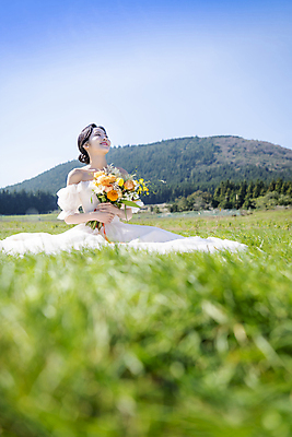 포토 JPG 주간 전신 응시 여자 행복 신부 부케 웨딩드레스 결혼 하늘 한명 미소 들기 앉기 초원 20대 성인 야외 앞모습 제주도 한국인 소프트포커스 성인여자한명만 웨딩촬영 국내포토 자연요소 1 시선 드레스 감정 뷰포인트 꽃다발 모션 한국 촬영기법 표정 사람 동양인 이벤트 청년 기념사진 여자한명만 성인여자만 파일형식