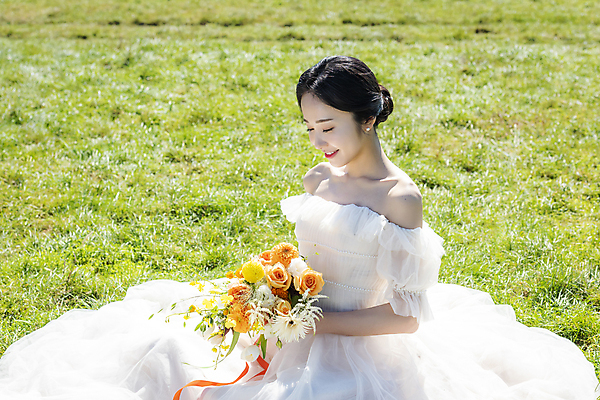 포토 JPG 주간 여자 행복 신부 부케 웨딩드레스 결혼 한명 미소 들기 앉기 초원 상반신 20대 성인 야외 옆모습 제주도 눈감음 한국인 성인여자한명만 웨딩촬영 국내포토 자연요소 1 드레스 감정 뷰포인트 꽃다발 모션 한국 표정 사람 동양인 이벤트 청년 기념사진 여자한명만 성인여자만 파일형식