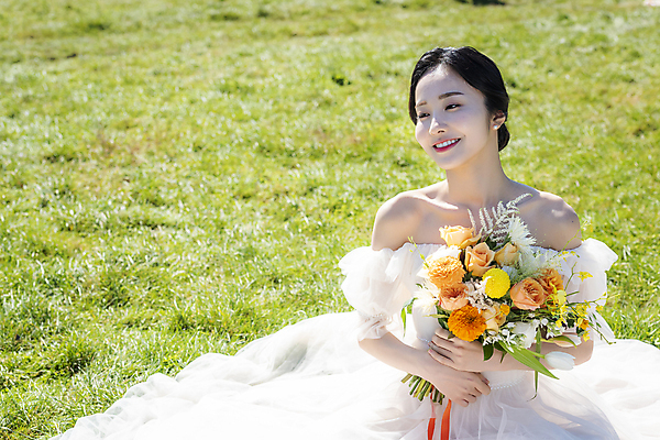 포토 JPG 주간 응시 여자 행복 신부 부케 웨딩드레스 결혼 한명 미소 들기 앉기 초원 상반신 20대 성인 야외 앞모습 제주도 한국인 성인여자한명만 웨딩촬영 국내포토 자연요소 1 시선 드레스 감정 뷰포인트 꽃다발 모션 한국 표정 사람 동양인 이벤트 청년 기념사진 여자한명만 성인여자만 파일형식