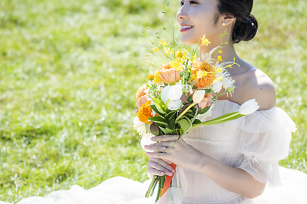 포토 JPG 주간 응시 여자 행복 신부 부케 웨딩드레스 결혼 한명 미소 들기 앉기 초원 상반신 20대 성인 야외 옆모습 제주도 한국인 결혼반지 성인여자한명만 웨딩촬영 국내포토 자연요소 1 시선 드레스 감정 뷰포인트 꽃다발 모션 한국 표정 사람 동양인 이벤트 청년 반지 기념사진 여자한명만 성인여자만 파일형식