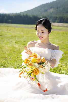 포토 JPG 주간 응시 여자 행복 신부 부케 웨딩드레스 결혼 한명 미소 들기 앉기 손짓 초원 상반신 20대 성인 야외 앞모습 제주도 한국인 성인여자한명만 웨딩촬영 국내포토 자연요소 1 시선 드레스 감정 뷰포인트 꽃다발 모션 한국 표정 사람 동양인 이벤트 청년 기념사진 여자한명만 성인여자만 파일형식