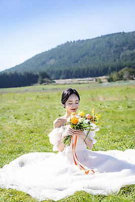 포토 JPG 주간 전신 여자 행복 신부 부케 웨딩드레스 결혼 하늘 한명 미소 들기 앉기 초원 20대 성인 야외 앞모습 제주도 눈감음 한국인 향기 냄새 성인여자한명만 웨딩촬영 국내포토 자연요소 1 드레스 감정 뷰포인트 꽃다발 모션 한국 표정 사람 동양인 이벤트 청년 기념사진 여자한명만 성인여자만 파일형식