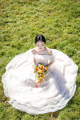 포토 JPG 주간 전신 여자 행복 신부 부케 웨딩드레스 결혼 한명 미소 들기 앉기 초원 20대 성인 야외 앞모습 하이앵글 제주도 한국인 성인여자한명만 웨딩촬영 국내포토 자연요소 1 드레스 감정 뷰포인트 꽃다발 모션 한국 표정 사람 동양인 이벤트 청년 기념사진 여자한명만 성인여자만 파일형식