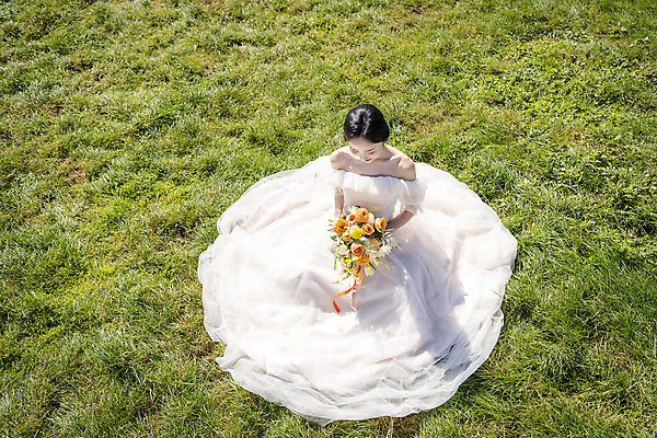 포토 JPG 주간 전신 여자 행복 신부 부케 웨딩드레스 결혼 한명 미소 들기 앉기 초원 20대 성인 야외 앞모습 하이앵글 제주도 한국인 성인여자한명만 웨딩촬영 국내포토 자연요소 1 드레스 감정 뷰포인트 꽃다발 모션 한국 표정 사람 동양인 이벤트 청년 기념사진 여자한명만 성인여자만 파일형식