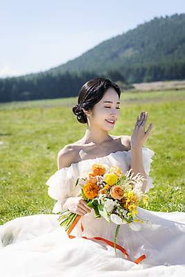 포토 JPG 주간 응시 여자 행복 신부 부케 웨딩드레스 결혼 한명 미소 들기 앉기 손짓 초원 상반신 20대 성인 야외 앞모습 제주도 한국인 결혼반지 성인여자한명만 웨딩촬영 국내포토 자연요소 1 시선 드레스 감정 뷰포인트 꽃다발 모션 한국 표정 사람 동양인 이벤트 청년 반지 기념사진 여자한명만 성인여자만 파일형식