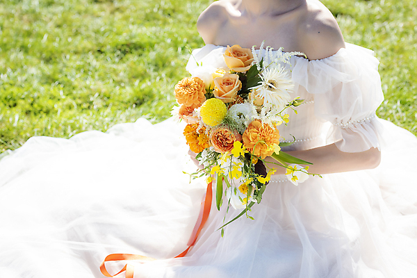 포토 JPG 주간 여자 행복 신부 부케 웨딩드레스 결혼 한명 들기 앉기 초원 상반신 20대 성인 야외 옆모습 제주도 한국인 성인여자한명만 웨딩촬영 국내포토 자연요소 1 드레스 감정 뷰포인트 꽃다발 모션 한국 사람 동양인 이벤트 청년 기념사진 여자한명만 성인여자만 파일형식