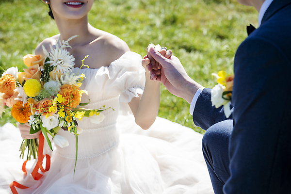 포토 JPG 주간 여자 남자 행복 부케 웨딩드레스 결혼 사랑 미소 들기 앉기 정장 턱시도 초원 상반신 20대 성인 야외 두명 옆모습 30대 제주도 손잡기 한국인 신랑신부 성인만 웨딩촬영 국내포토 자연요소 드레스 옷 감정 신부_웨딩 뷰포인트 꽃다발 신랑 모션 한국 표정 사람 동양인 이벤트 청년 장년 기념사진 파일형식