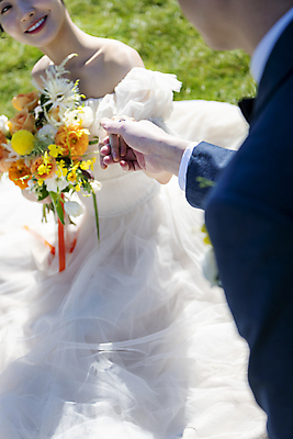 포토 JPG 주간 응시 여자 남자 행복 부케 웨딩드레스 결혼 사랑 미소 들기 앉기 정장 턱시도 초원 상반신 20대 성인 야외 두명 옆모습 30대 제주도 손잡기 한국인 신랑신부 성인만 웨딩촬영 국내포토 자연요소 시선 드레스 옷 감정 신부_웨딩 뷰포인트 꽃다발 신랑 모션 한국 표정 사람 동양인 이벤트 청년 장년 기념사진 파일형식