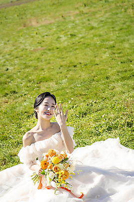 포토 JPG 주간 응시 여자 행복 신부 부케 웨딩드레스 결혼 한명 미소 들기 앉기 초원 상반신 20대 성인 야외 앞모습 제주도 한국인 결혼반지 보여주기 자랑 성인여자한명만 웨딩촬영 국내포토 자연요소 1 시선 드레스 감정 뷰포인트 꽃다발 모션 한국 표정 사람 동양인 이벤트 청년 반지 기념사진 여자한명만 성인여자만 파일형식