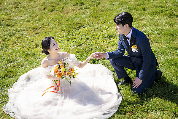 포토 JPG 주간 전신 응시 여자 남자 행복 부케 웨딩드레스 결혼 사랑 미소 들기 앉기 정장 턱시도 초원 20대 성인 야외 두명 앞모습 옆모습 30대 제주도 마주보기 손잡기 한국인 무릎꿇기 신랑신부 성인만 웨딩촬영 국내포토 자연요소 시선 드레스 옷 감정 신부_웨딩 뷰포인트 꽃다발 신랑 모션 한국 표정 사람 동양인 이벤트 청년 장년 기념사진 파일형식