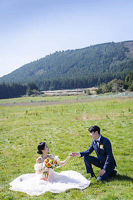 포토 JPG 주간 전신 응시 여자 남자 행복 부케 웨딩드레스 결혼 하늘 사랑 미소 들기 앉기 정장 턱시도 초원 20대 성인 야외 두명 앞모습 옆모습 30대 제주도 마주보기 손잡기 한국인 무릎꿇기 신랑신부 성인만 웨딩촬영 국내포토 자연요소 시선 드레스 옷 감정 신부_웨딩 뷰포인트 꽃다발 신랑 모션 한국 표정 사람 동양인 이벤트 청년 장년 기념사진 파일형식