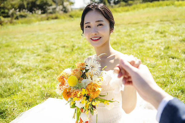 포토 JPG 주간 손 응시 여자 행복 부케 웨딩드레스 결혼 사랑 한명 미소 초원 상반신 20대 성인 야외 앞모습 신체부위 제주도 손잡기 한국인 신랑신부 성인여자한명만 웨딩촬영 국내포토 자연요소 1 시선 드레스 감정 신부_웨딩 뷰포인트 꽃다발 신랑 모션 한국 표정 사람 동양인 이벤트 청년 기념사진 여자한명만 성인여자만 파일형식