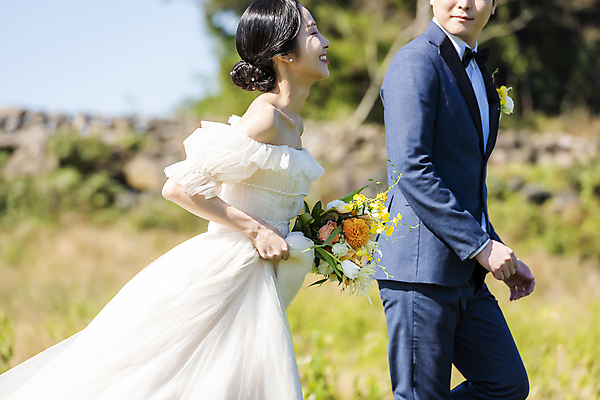 포토 JPG 주간 여자 남자 행복 부케 웨딩드레스 결혼 사랑 미소 정장 턱시도 상반신 20대 성인 야외 두명 옆모습 아웃포커스 30대 달리기 제주도 한국인 잡기 즐거움 신랑신부 성인만 웨딩촬영 국내포토 자연요소 드레스 옷 감정 신부_웨딩 뷰포인트 꽃다발 신랑 모션 한국 촬영기법 표정 사람 동양인 이벤트 청년 장년 기념사진 파일형식