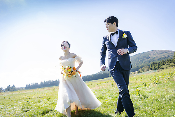 포토 JPG 주간 전신 여자 남자 행복 부케 웨딩드레스 결혼 하늘 사랑 미소 정장 턱시도 초원 20대 성인 야외 두명 앞모습 30대 달리기 제주도 한국인 즐거움 신랑신부 성인만 웨딩촬영 국내포토 자연요소 드레스 옷 감정 신부_웨딩 뷰포인트 꽃다발 신랑 모션 한국 표정 사람 동양인 이벤트 청년 장년 기념사진 파일형식