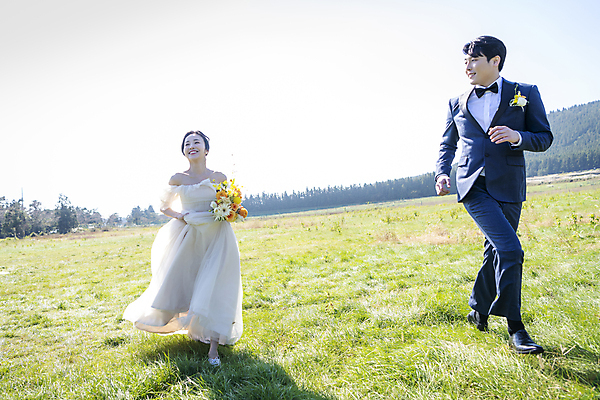 포토 JPG 주간 전신 응시 여자 남자 행복 부케 웨딩드레스 결혼 하늘 사랑 미소 정장 턱시도 초원 20대 성인 야외 두명 앞모습 30대 달리기 제주도 한국인 잡기 즐거움 신랑신부 성인만 웨딩촬영 국내포토 자연요소 시선 드레스 옷 감정 신부_웨딩 뷰포인트 꽃다발 신랑 모션 한국 표정 사람 동양인 이벤트 청년 장년 기념사진 파일형식