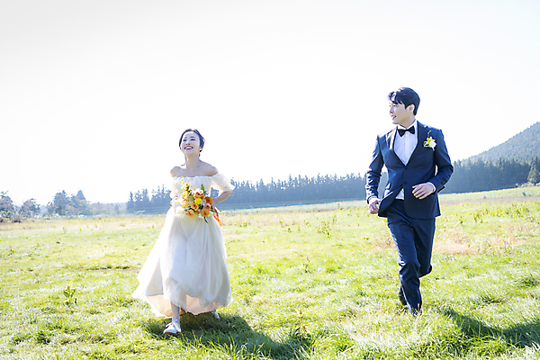 포토 JPG 주간 전신 응시 여자 남자 행복 부케 웨딩드레스 결혼 하늘 사랑 미소 정장 턱시도 초원 20대 성인 야외 두명 앞모습 30대 달리기 제주도 한국인 잡기 즐거움 신랑신부 성인만 웨딩촬영 국내포토 자연요소 시선 드레스 옷 감정 신부_웨딩 뷰포인트 꽃다발 신랑 모션 한국 표정 사람 동양인 이벤트 청년 장년 기념사진 파일형식