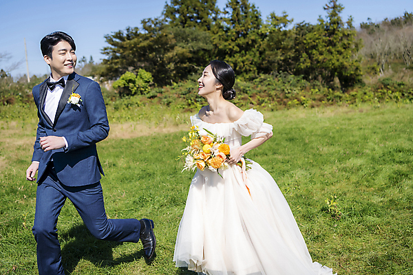 포토 JPG 주간 전신 응시 여자 남자 행복 부케 웨딩드레스 결혼 사랑 미소 정장 턱시도 초원 20대 성인 야외 두명 옆모습 30대 달리기 제주도 마주보기 한국인 잡기 즐거움 신랑신부 성인만 웨딩촬영 국내포토 자연요소 시선 드레스 옷 감정 신부_웨딩 뷰포인트 꽃다발 신랑 모션 한국 표정 사람 동양인 이벤트 청년 장년 기념사진 파일형식