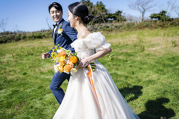 포토 JPG 주간 응시 여자 남자 행복 부케 웨딩드레스 결혼 사랑 미소 들기 정장 턱시도 초원 상반신 20대 성인 야외 두명 옆모습 30대 달리기 제주도 마주보기 한국인 즐거움 신랑신부 성인만 웨딩촬영 국내포토 자연요소 시선 드레스 옷 감정 신부_웨딩 뷰포인트 꽃다발 신랑 모션 한국 표정 사람 동양인 이벤트 청년 장년 기념사진 파일형식