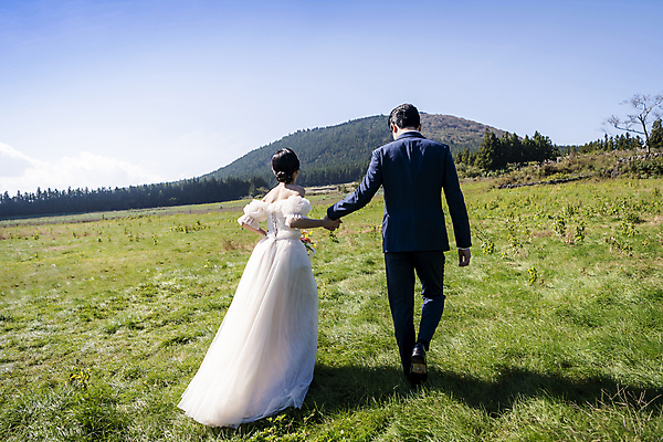 포토 JPG 주간 전신 여자 남자 행복 웨딩드레스 결혼 하늘 사랑 정장 턱시도 초원 20대 성인 야외 두명 뒷모습 30대 달리기 제주도 걷기 손잡기 한국인 즐거움 신랑신부 성인만 웨딩촬영 국내포토 자연요소 드레스 옷 감정 신부_웨딩 뷰포인트 신랑 모션 한국 사람 동양인 이벤트 청년 장년 기념사진 파일형식