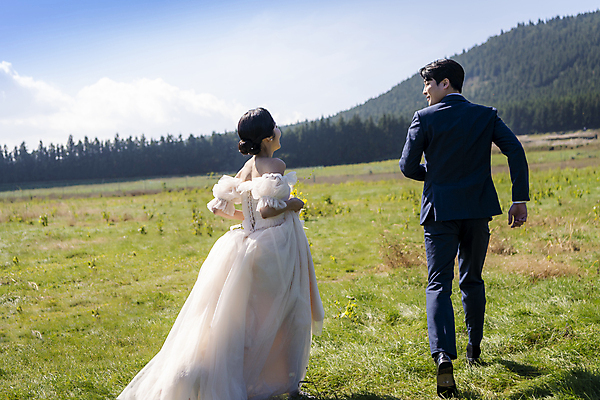 포토 JPG 주간 전신 여자 남자 행복 웨딩드레스 결혼 하늘 사랑 미소 정장 턱시도 초원 20대 성인 야외 두명 뒷모습 30대 달리기 제주도 한국인 잡기 뒤돌아보기 즐거움 신랑신부 성인만 웨딩촬영 국내포토 자연요소 드레스 옷 감정 신부_웨딩 뷰포인트 신랑 모션 한국 표정 사람 동양인 이벤트 청년 장년 기념사진 파일형식