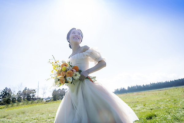 포토 JPG 주간 응시 여자 행복 신부 부케 웨딩드레스 결혼 하늘 한명 미소 들기 초원 상반신 20대 성인 야외 앞모습 옆모습 달리기 제주도 한국인 성인여자한명만 웨딩촬영 국내포토 자연요소 1 시선 드레스 감정 뷰포인트 꽃다발 모션 한국 표정 사람 동양인 이벤트 청년 기념사진 여자한명만 성인여자만 파일형식