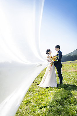 포토 JPG 주간 전신 응시 여자 남자 행복 부케 웨딩드레스 결혼 하늘 날리기 사랑 서기 미소 들기 정장 턱시도 초원 20대 성인 야외 두명 옆모습 30대 제주도 마주보기 한국인 베일 신랑신부 성인만 웨딩촬영 국내포토 자연요소 시선 드레스 옷 감정 신부_웨딩 뷰포인트 꽃다발 신랑 모션 한국 표정 사람 동양인 이벤트 청년 장년 기념사진 파일형식