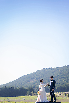 포토 JPG 주간 전신 여자 남자 행복 부케 웨딩드레스 결혼 하늘 사랑 서기 들기 정장 턱시도 20대 성인 야외 두명 옆모습 30대 제주도 마주보기 손잡기 한국인 신랑신부 성인만 웨딩촬영 국내포토 자연요소 드레스 옷 감정 신부_웨딩 뷰포인트 꽃다발 신랑 모션 한국 사람 동양인 이벤트 청년 장년 기념사진 파일형식
