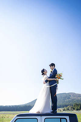 포토 JPG 주간 전신 응시 여자 남자 행복 부케 웨딩드레스 결혼 안기 자동차 하늘 사랑 미소 들기 정장 턱시도 20대 성인 야외 두명 옆모습 30대 제주도 마주보기 한국인 신랑신부 성인만 웨딩촬영 국내포토 자연요소 시선 드레스 옷 감정 신부_웨딩 육상교통 뷰포인트 꽃다발 신랑 모션 한국 표정 사람 동양인 이벤트 청년 장년 기념사진 파일형식