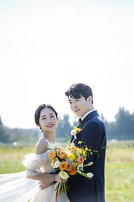포토 JPG 주간 응시 여자 남자 행복 부케 웨딩드레스 허리손 결혼 안기 하늘 사랑 미소 들기 정장 턱시도 상반신 20대 성인 야외 두명 옆모습 아웃포커스 30대 제주도 한국인 신랑신부 성인만 웨딩촬영 국내포토 자연요소 시선 드레스 옷 감정 신부_웨딩 뷰포인트 꽃다발 포즈 신랑 모션 한국 촬영기법 표정 사람 동양인 이벤트 청년 장년 기념사진 파일형식