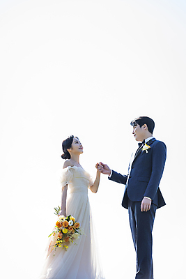 포토 JPG 주간 응시 여자 남자 행복 부케 웨딩드레스 결혼 하늘 사랑 미소 들기 정장 턱시도 상반신 20대 성인 야외 두명 옆모습 30대 제주도 마주보기 손잡기 한국인 신랑신부 성인만 웨딩촬영 국내포토 자연요소 시선 드레스 옷 감정 신부_웨딩 뷰포인트 꽃다발 신랑 모션 한국 표정 사람 동양인 이벤트 청년 장년 기념사진 파일형식