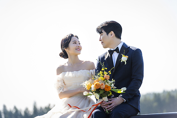 포토 JPG 주간 응시 여자 남자 행복 부케 웨딩드레스 결혼 하늘 사랑 미소 들기 앉기 정장 턱시도 상반신 20대 성인 야외 두명 앞모습 아웃포커스 30대 제주도 마주보기 한국인 신랑신부 성인만 웨딩촬영 국내포토 자연요소 시선 드레스 옷 감정 신부_웨딩 뷰포인트 꽃다발 신랑 모션 한국 촬영기법 표정 사람 동양인 이벤트 청년 장년 기념사진 파일형식